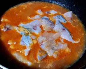 煨制入味的鱼片依次下入锅中先不要翻动待鱼片微微的微定型后轻轻的划开