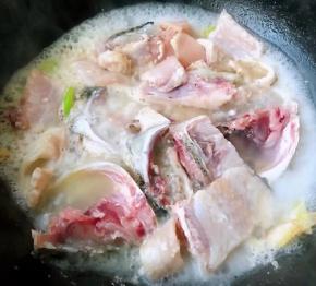 鱼骨炒出汤汁六分熟