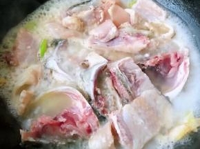 鱼骨炒出汤汁六分熟