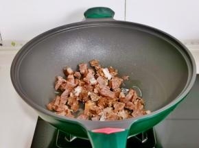 起油锅加入牛肉翻炒。