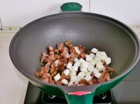 加入山药翻炒。