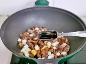 加入红烧酱油。