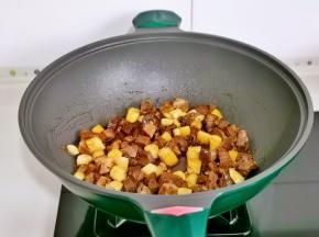 小火翻炒1分钟。