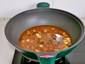 加入适量的水，水量没过食材最佳。
