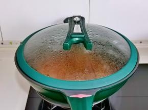 盖上盖子烧开转小火炖10分钟。