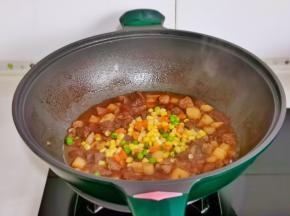 按个人口味加盐，加入时蔬煮熟关火。