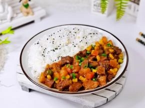 米饭装盘撒熟芝麻，盛入菜撒葱花。