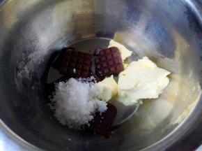 将奶油奶酪和巧克力混合，加入12克绵白糖