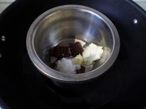 隔水边加热边搅拌