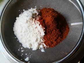 筛入低筋粉和可可粉