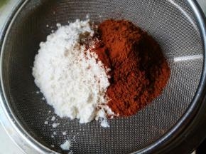 筛入低筋粉和可可粉