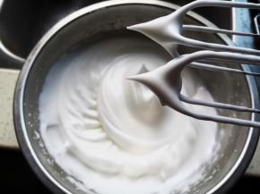 蛋白分3次加入36克绵白糖，打发至干性发泡