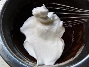 取三分之一蛋白霜加入蛋黄糊里，混合均匀