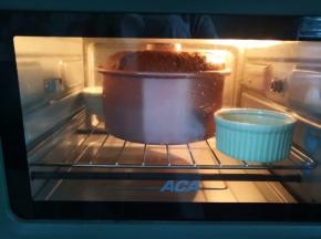 放入预热好的烤箱下层上下火140度烘烤35分钟