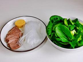 准备食材，龙口粉丝提前泡软。