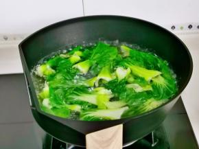 菜心洗净后焯水，捞出过冷水。