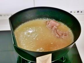 加入熟牛肉片。