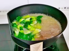 再加入青菜，再次烧开即可关火。
