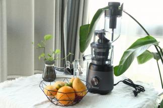 准备材料，橙子、梨、青柠清洗干净。梨和青柠用盐搓洗，不去皮！