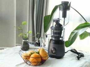 准备材料，橙子、梨、青柠清洗干净。梨和青柠用盐搓洗，不去皮！