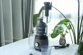 原汁机清洗干净，按图组装。