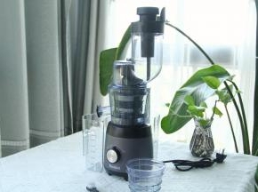 原汁机清洗干净，按图组装。