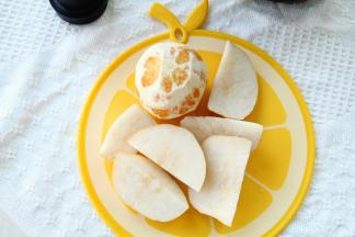 橙子去皮，不用切！整颗！梨去核切成大块。