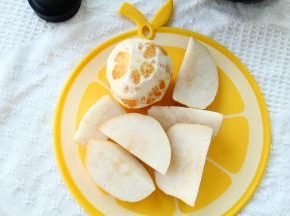 橙子去皮，不用切！整颗！梨去核切成大块。