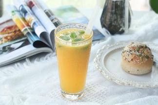 和小朋友一人来一杯！又是元气满满的一天呀！喝完快速打扫战场！冲洗超方便，果汁也没多复杂，宅家自制，干净又卫生！