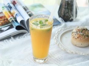 和小朋友一人来一杯！又是元气满满的一天呀！喝完快速打扫战场！冲洗超方便，果汁也没多复杂，宅家自制，干净又卫生！