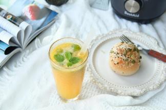 从今天起，每天一杯果汁，补充VC!