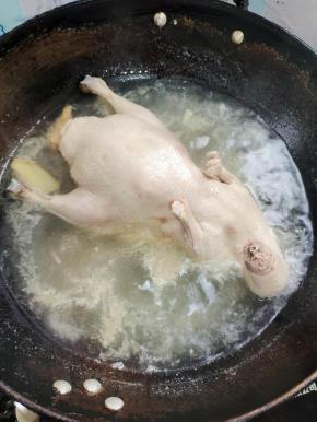水开，放入适量的料酒，姜片，鸭子去掉头和屁股，放进去焯水！（鸭头可以放在冰箱冷冻保存，积攒起来，够一盘了，卤了吃！）
