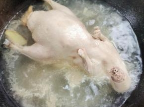水开，放入适量的料酒，姜片，鸭子去掉头和屁股，放进去焯水！（鸭头可以放在冰箱冷冻保存，积攒起来，够一盘了，卤了吃！）