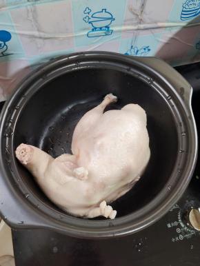 焯好水的鸭子，清洗掉浮沫，放进砂锅中！