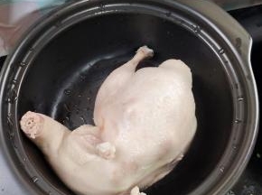 焯好水的鸭子，清洗掉浮沫，放进砂锅中！