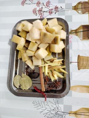 准备好所需的配料：

八角3个，桂皮1个，草果1个，花椒20粒，香叶3片，干辣椒1个，生姜切成丝，酸萝卜切成小块备用！