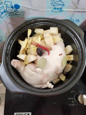 把花椒，干辣椒，八角，桂皮，香叶，生姜，草果，酸萝卜放进砂锅中！