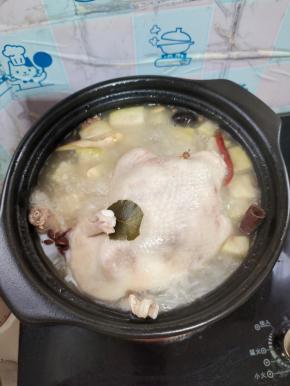 倒入适量的开水，煮开！