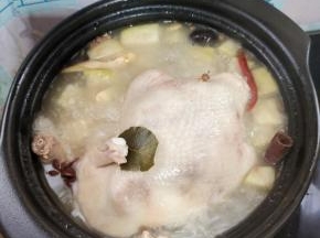 倒入适量的开水，煮开！
