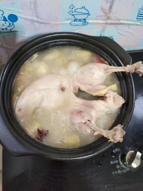 中途打开看看，能轻松用筷子扎透了，翻面，再继续小火慢炖！