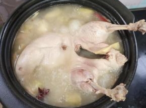 中途打开看看，能轻松用筷子扎透了，翻面，再继续小火慢炖！