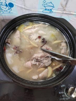 鸭子煮熟了，用厨房剪刀剪成小块儿，也可以用手把鸭肉撕下来！