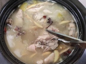 鸭子煮熟了，用厨房剪刀剪成小块儿，也可以用手把鸭肉撕下来！