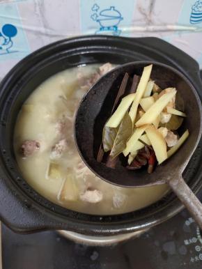 把鸭汤里面的调料挑出来，方便孩子们喝！不介意的也可以不挑出来！