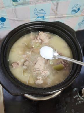 放入一小勺盐调味！