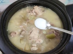 放入一小勺盐调味！
