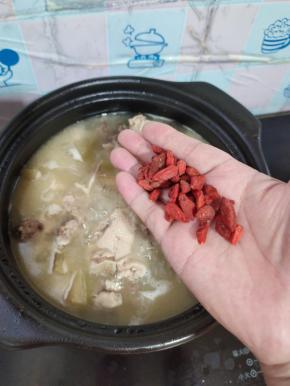 放入一把枸杞，再煮5分钟左右！（有条件的也可以再放几个红枣进去。我家刚好没有红枣了，就没有放！）