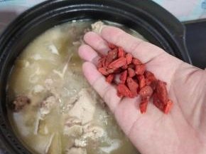 放入一把枸杞，再煮5分钟左右！（有条件的也可以再放几个红枣进去。我家刚好没有红枣了，就没有放！）