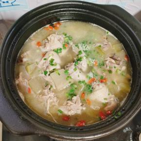 起锅前放入适量的鸡精和葱花即可！