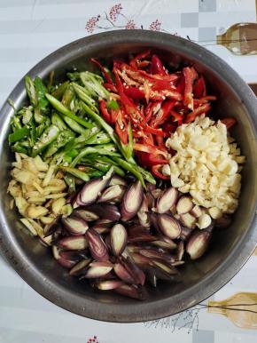 洋河姜切成片，青红尖椒切成小块，生姜切成丝，蒜瓣剁成蒜末备用！